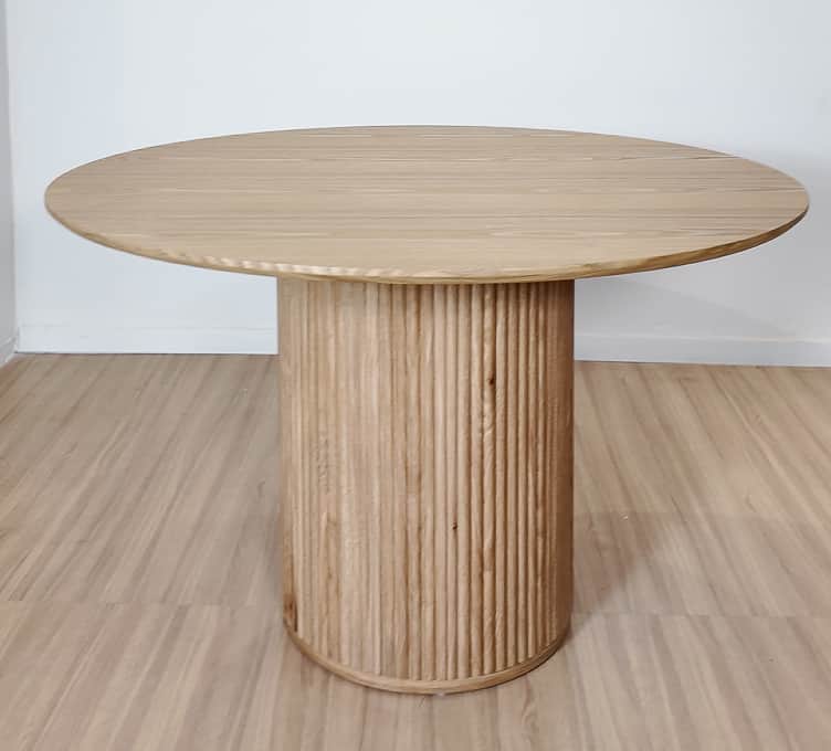 A round dining table with a fluted pedestal base. The tabletop is flat and circular, with a visible… — free SKP 3D model
