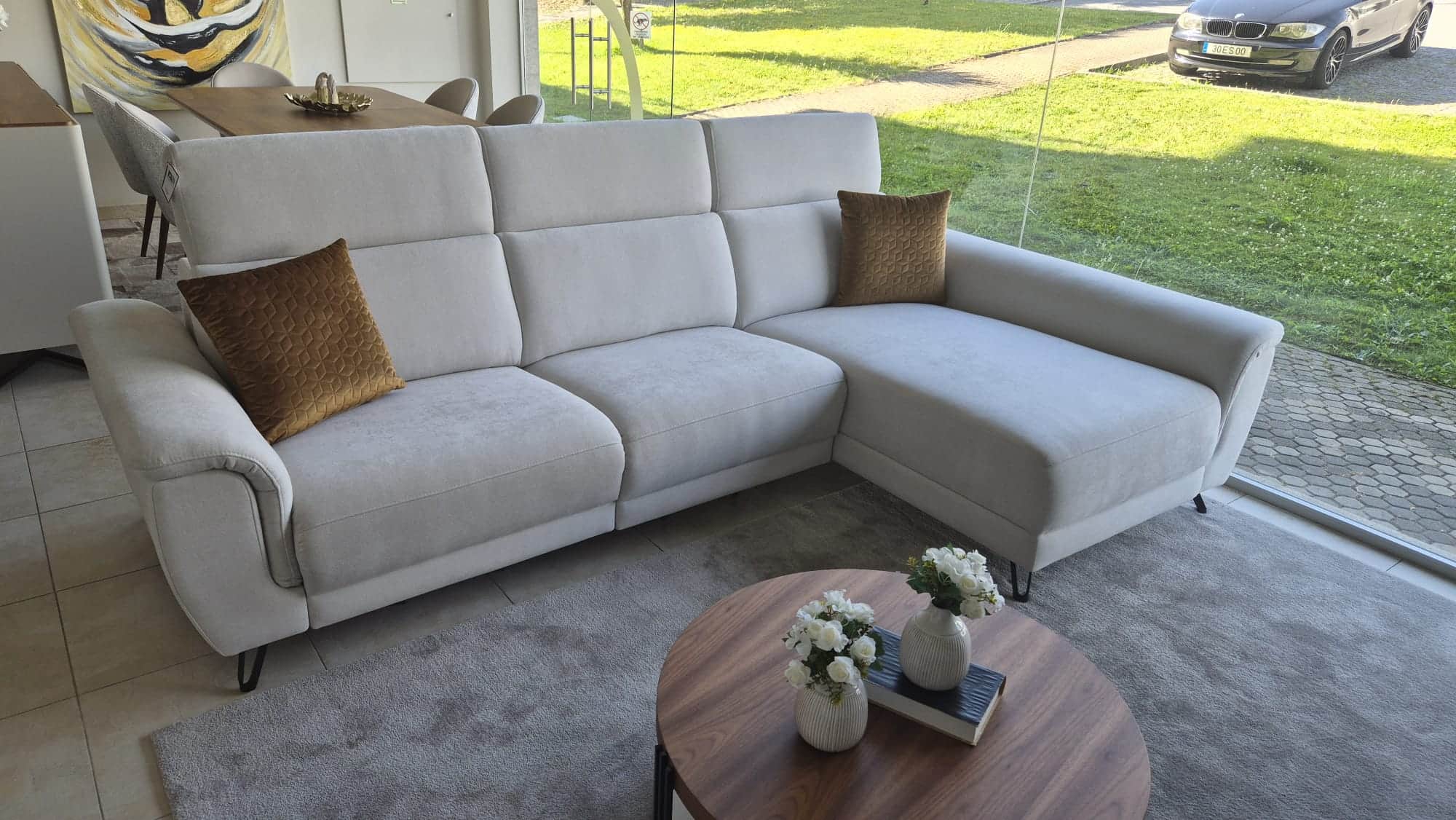 A modern, light-colored L-shaped sectional sofa featuring a chaise lounge extension and adjustable h… — free SKP 3D model