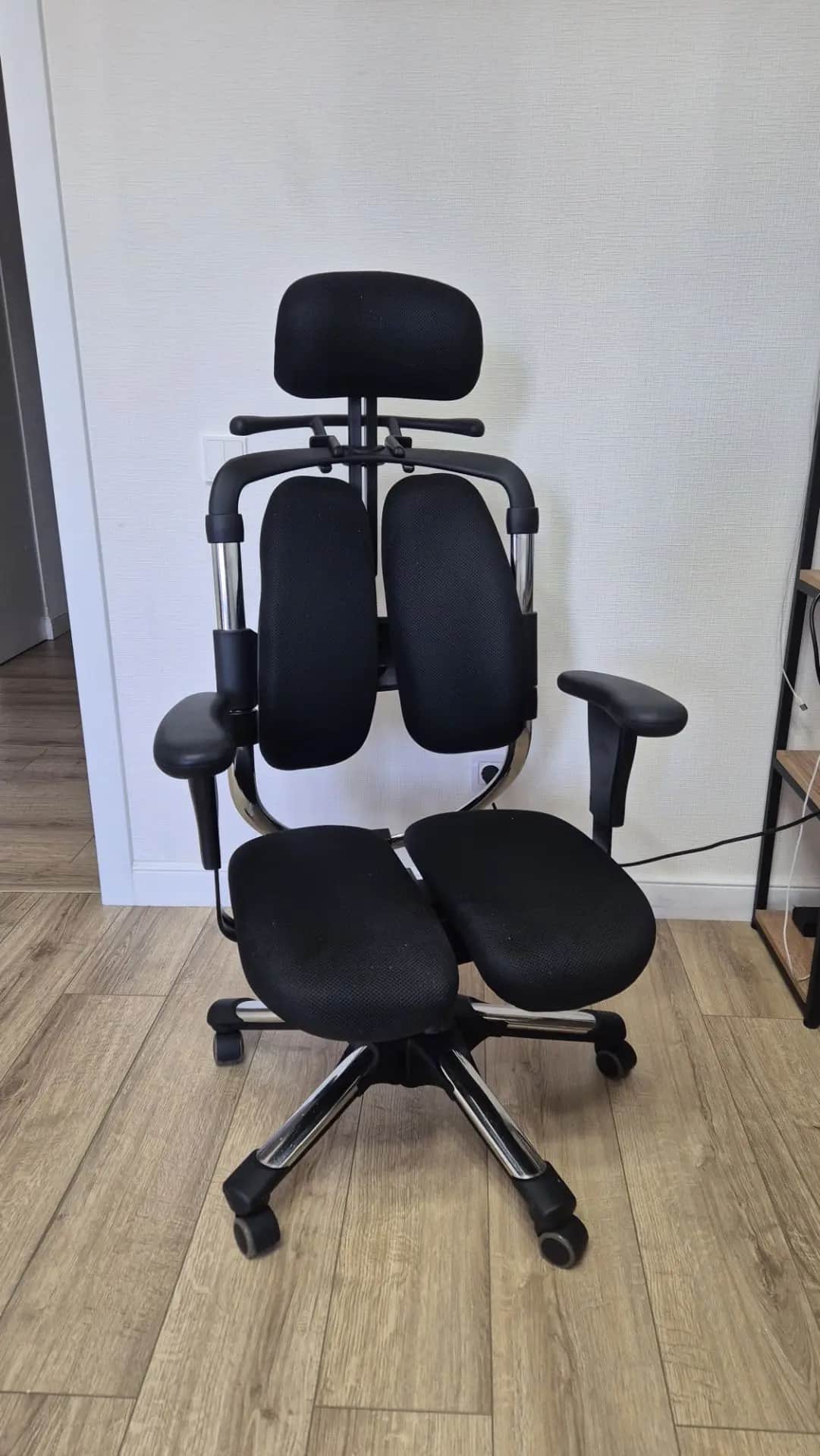 An ergonomic office chair featuring a unique split backrest and bifurcated seat, both upholstered in… — free SKP 3D model