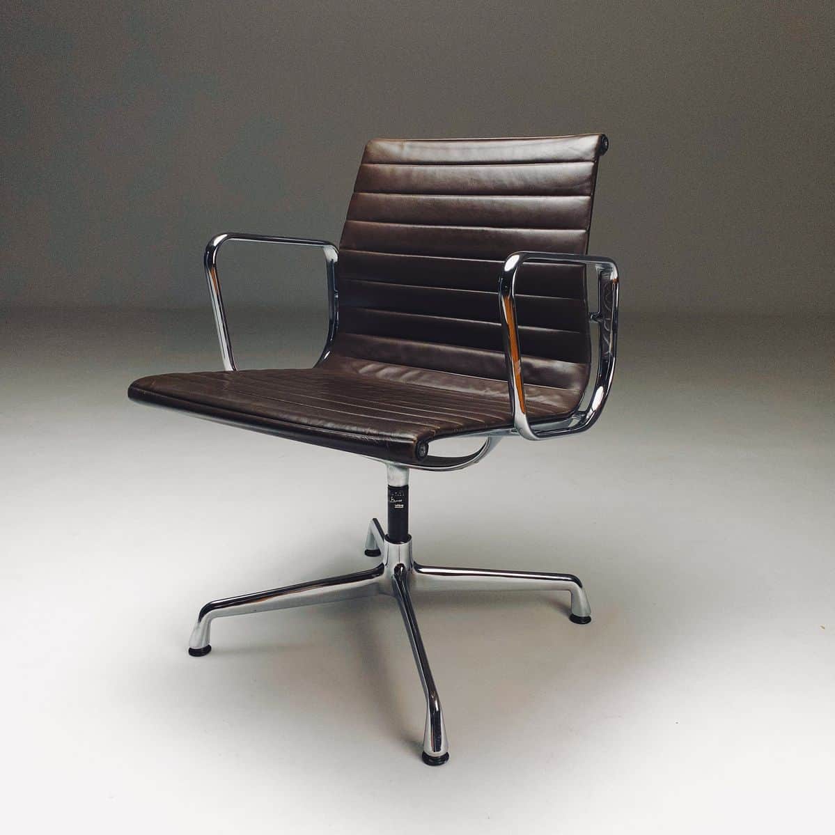 A mid-century modern desk chair with a polished aluminum five-star base and arms. The seat and back… — free BLEND 3D model