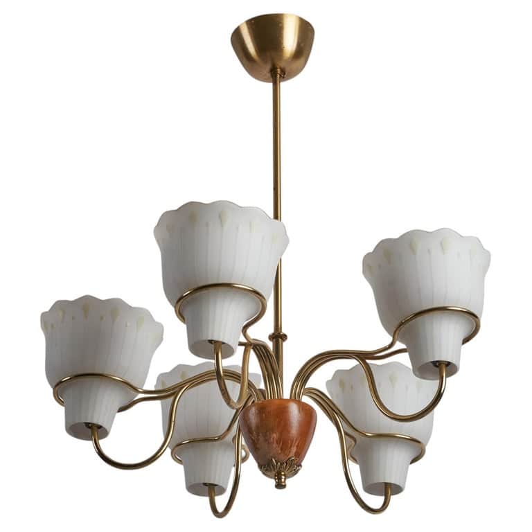 A vintage or vintage-style chandelier featuring a central brass stem, five radiating arms, and five… — 3D model
