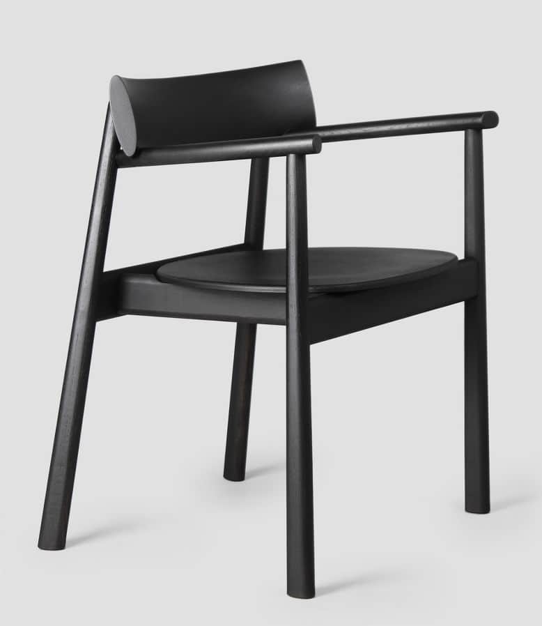 A black armchair with a minimalist design, featuring a curved backrest and a circular seat. The fram… — 3D model