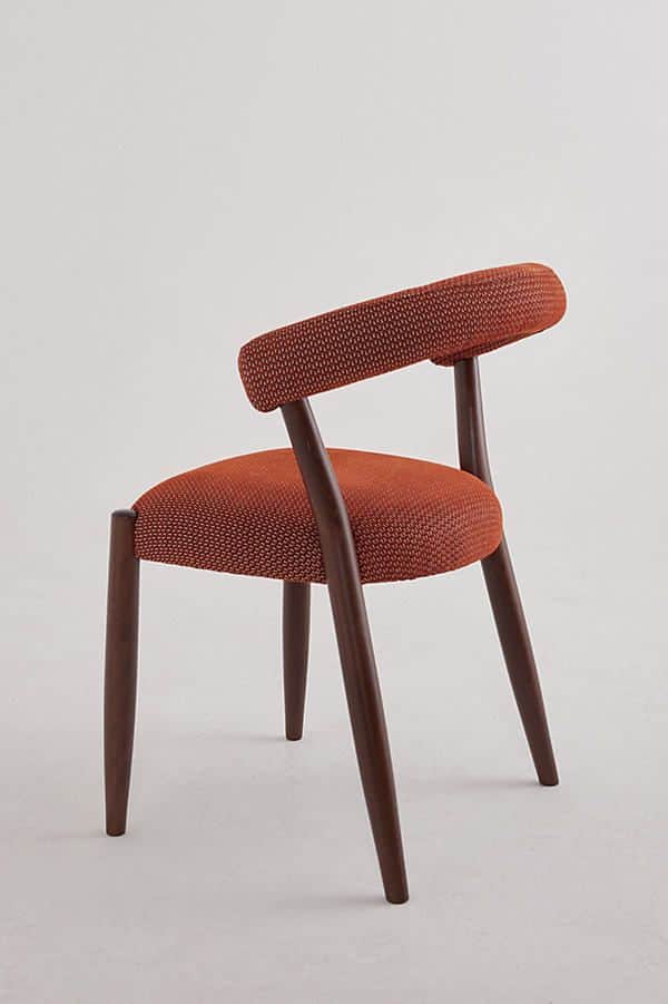A contemporary upholstered chair featuring a curved backrest that seamlessly transitions into armres… — free BLEND 3D model