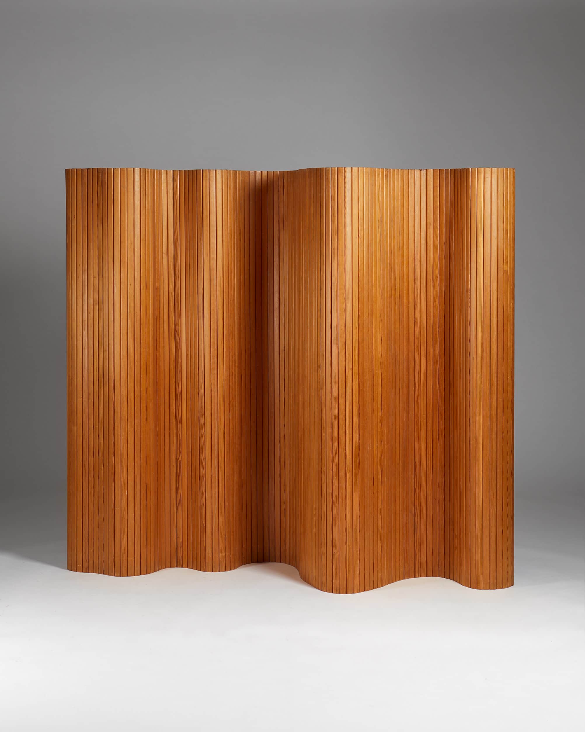 A room divider with a scalloped top and bottom edge, constructed from numerous thin, vertically orie… — free OBJ 3D model