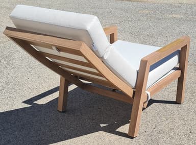 A lounge chair with a wooden frame and white upholstered cushions. The chair features adjustable backrest and armrests. The wooden frame has a natural finish, and the cushions are made of a textured fabric. Straps are visible to secure the cushions. — 3D model