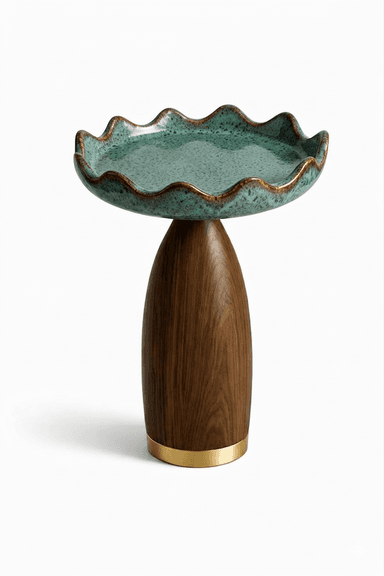 A stylish pedestal side table featuring a distinctive wavy-edged ceramic top in a speckled green finish, supported by a robust walnut wood pedestal with vertical grain. The pedestal tapers gracefully from its top connection to a polished brass base ring. The design, named 'Gaudi', suggests an organic and architectural influence. Dimensions are clearly indicated, showing a total height of 59.5 cm, a top diameter of 40.0 cm, and a base diameter of 22.0 cm. — 3D model