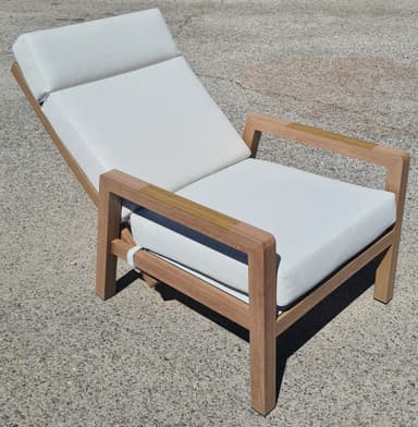 A lounge chair with a wooden frame and white upholstered cushions. The chair features adjustable backrest and armrests. The wooden frame has a natural finish, and the cushions are made of a textured fabric. Straps are visible to secure the cushions. — 3D model