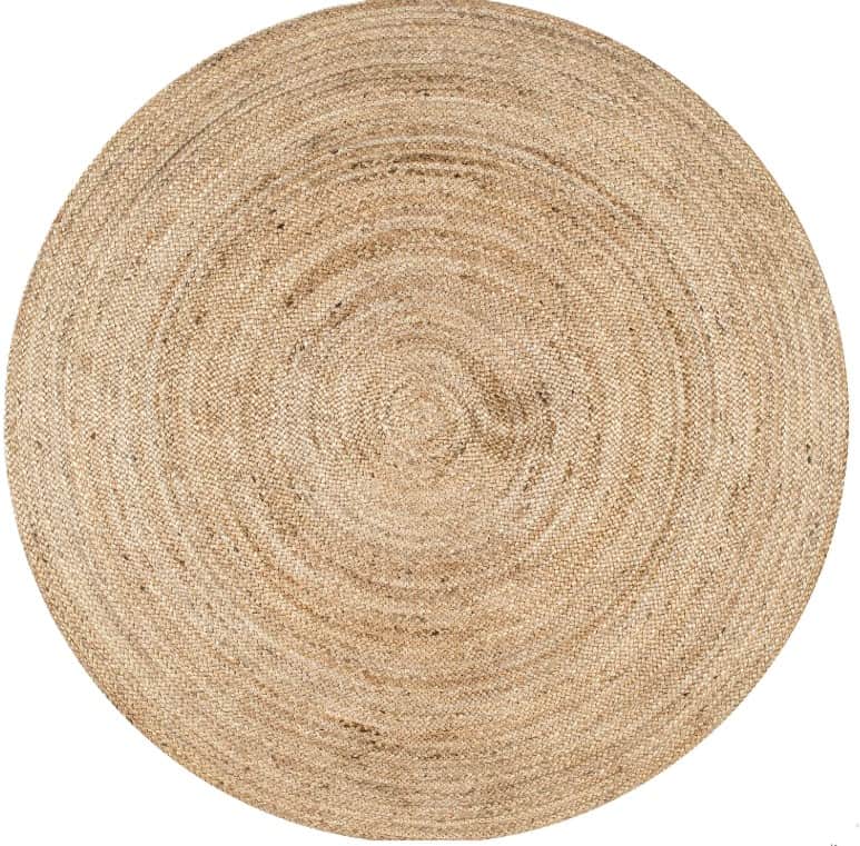 A circular rug made of woven natural fibers, exhibiting a concentric spiral pattern. The texture is… — 3D model