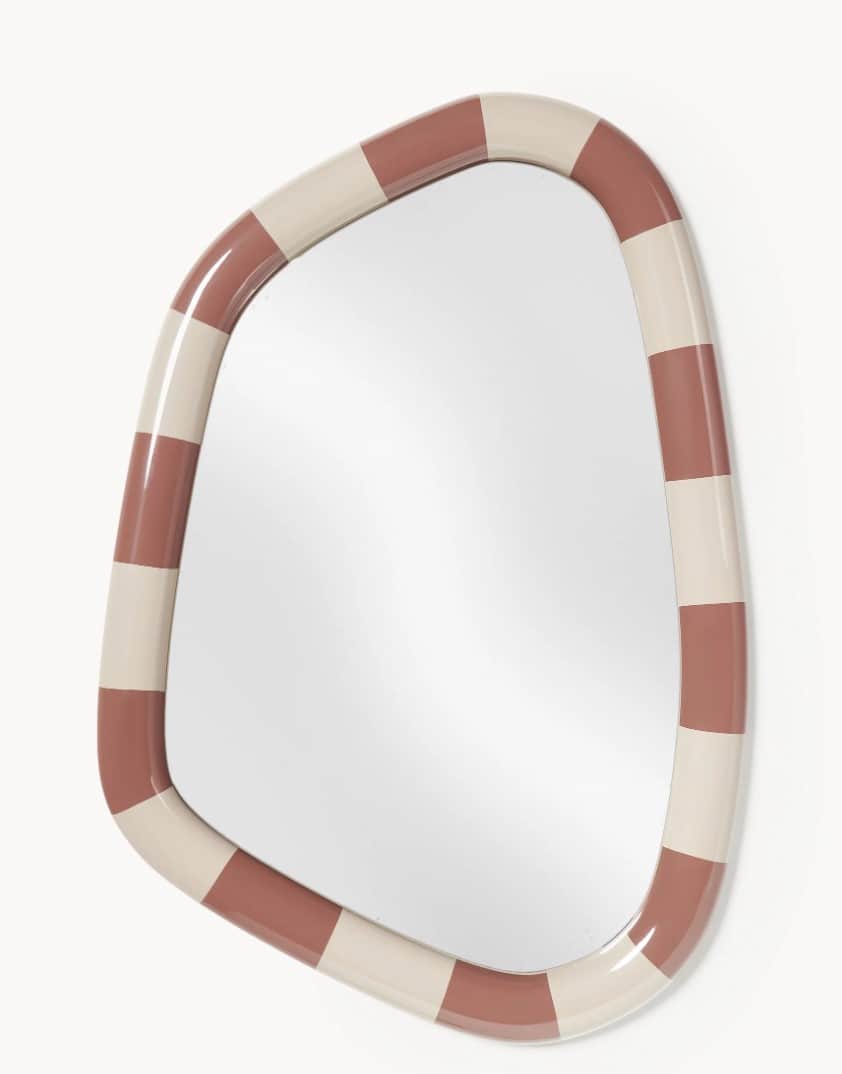 An irregularly shaped mirror with a rounded, organic frame. The frame is finished with a pattern of… — 3D model